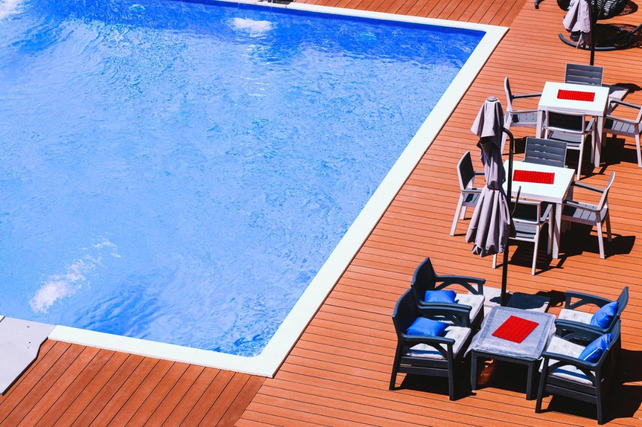 Nafron Hotel Призрен Экстерьер фото