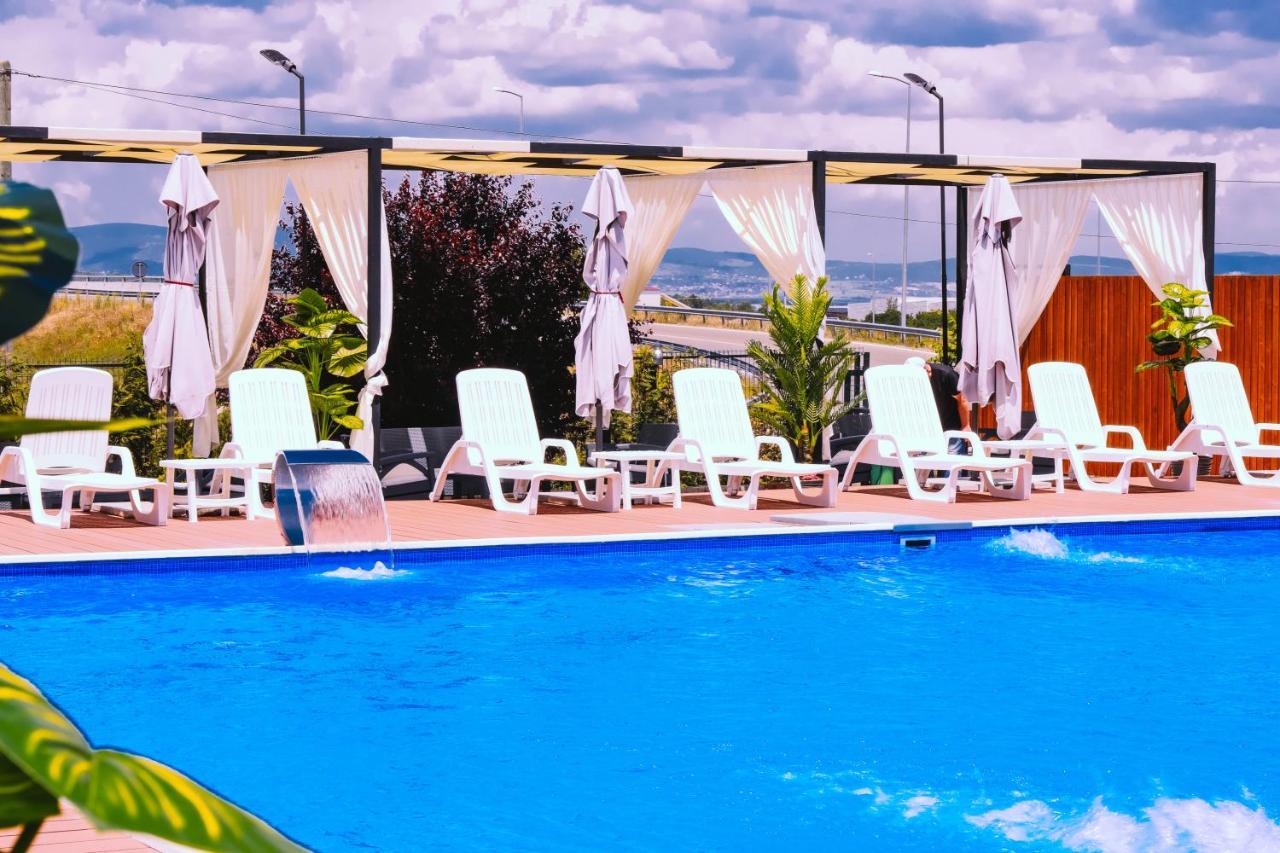 Nafron Hotel Призрен Экстерьер фото