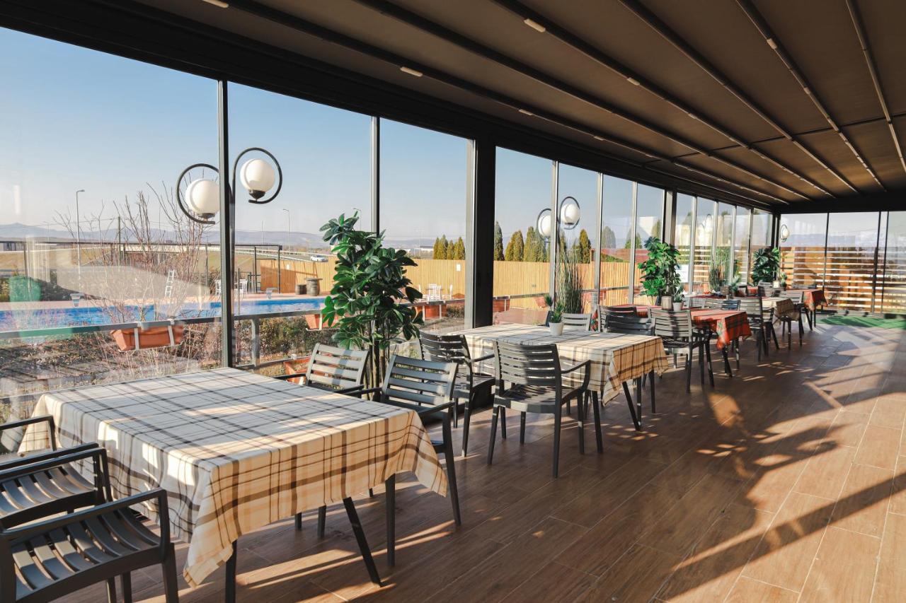 Nafron Hotel Призрен Экстерьер фото