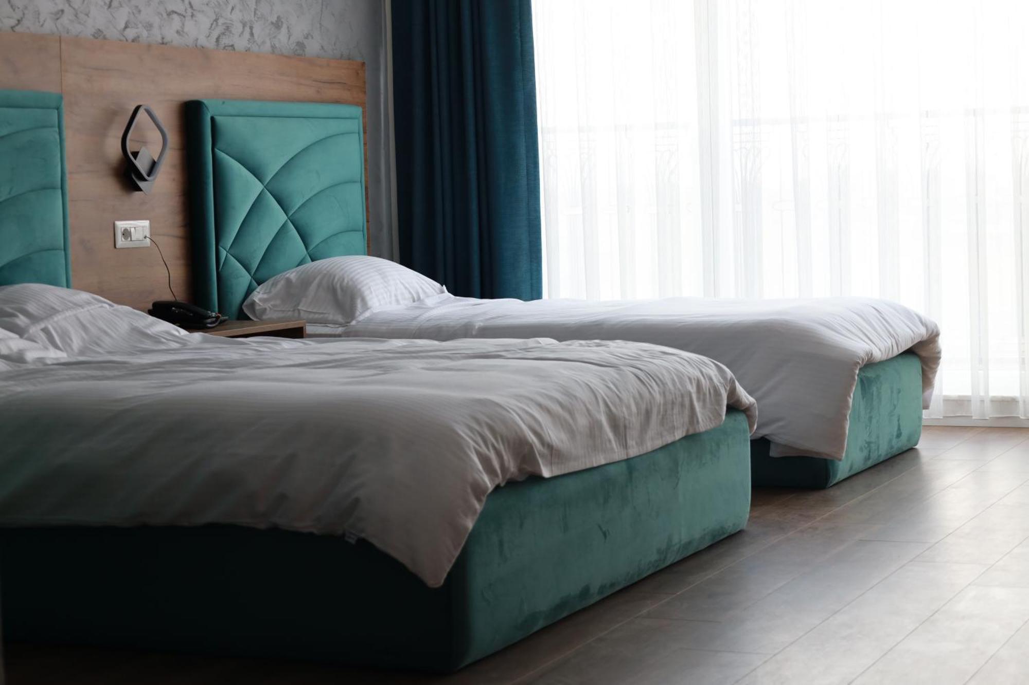 Nafron Hotel Призрен Экстерьер фото