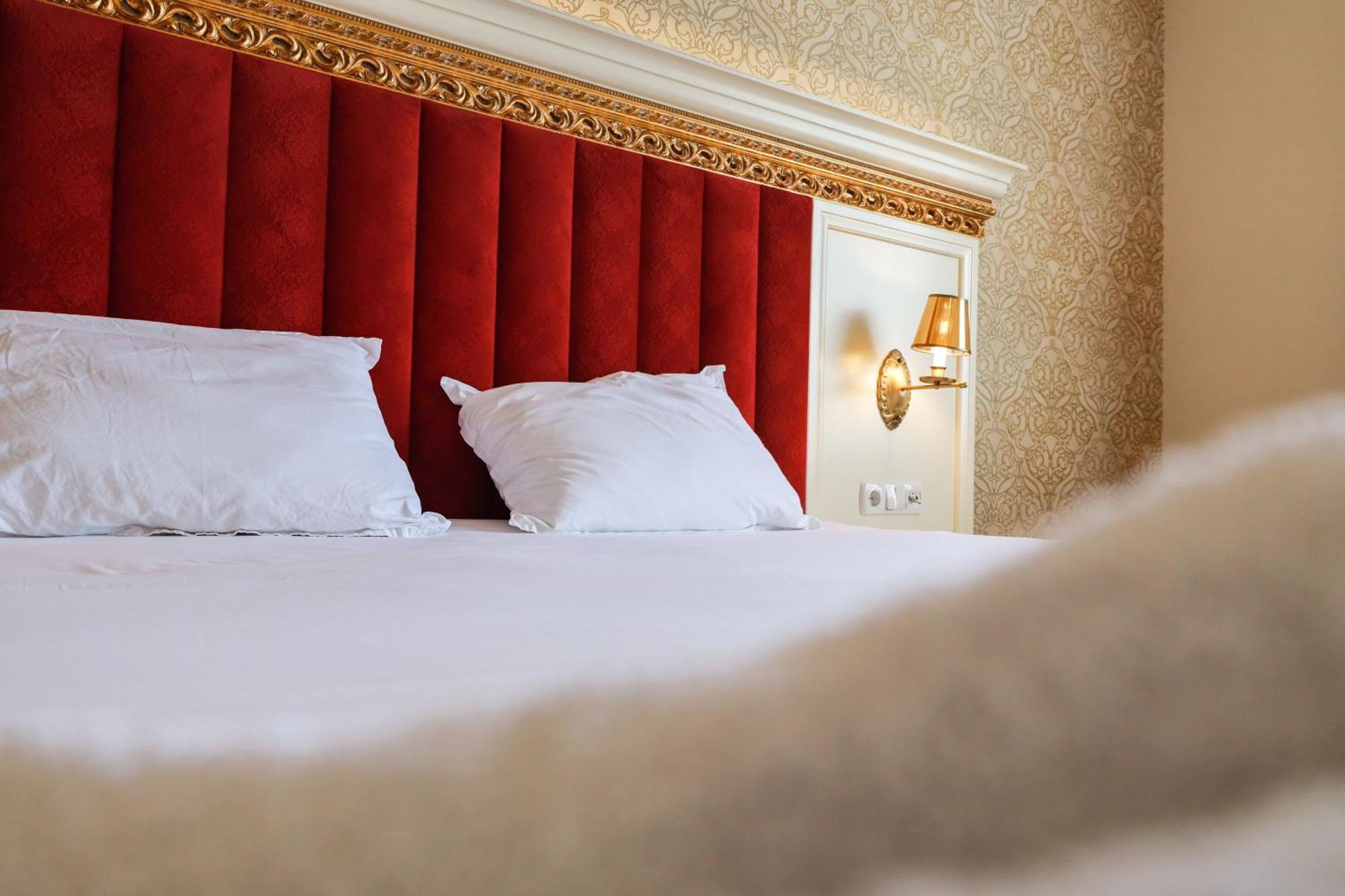 Nafron Hotel Призрен Экстерьер фото