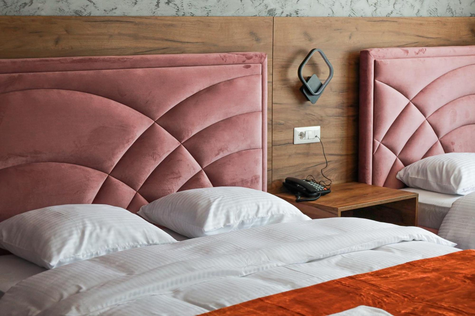 Nafron Hotel Призрен Экстерьер фото
