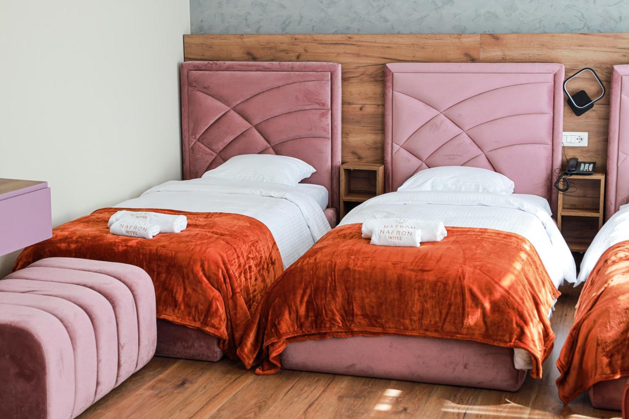 Nafron Hotel Призрен Экстерьер фото