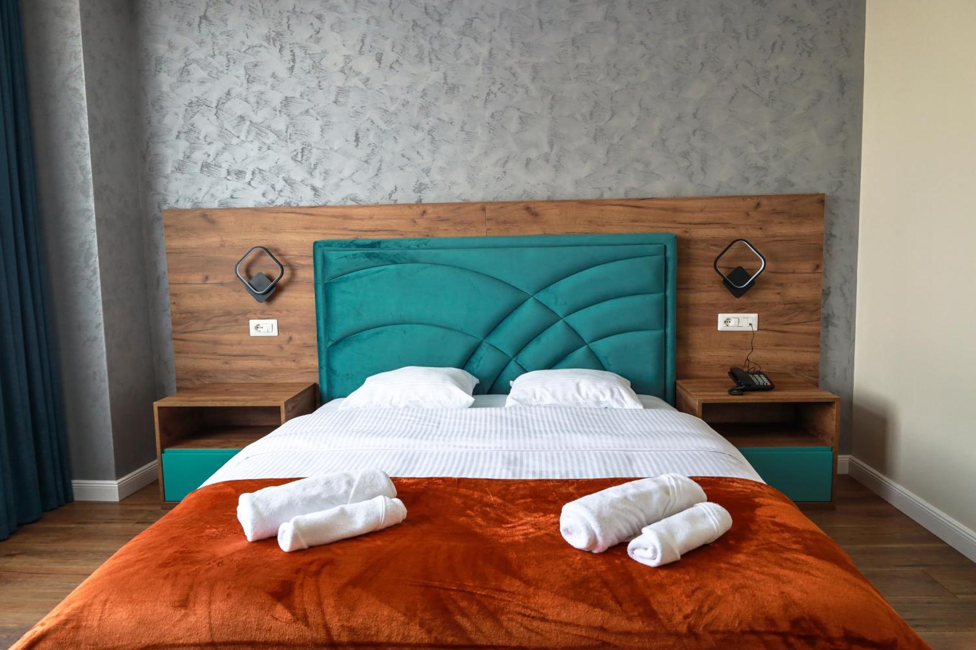 Nafron Hotel Призрен Экстерьер фото