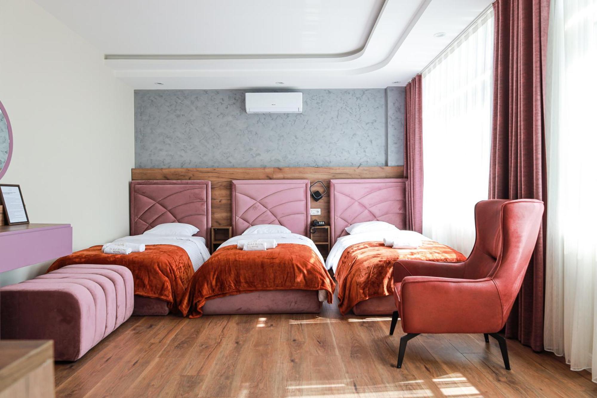Nafron Hotel Призрен Экстерьер фото