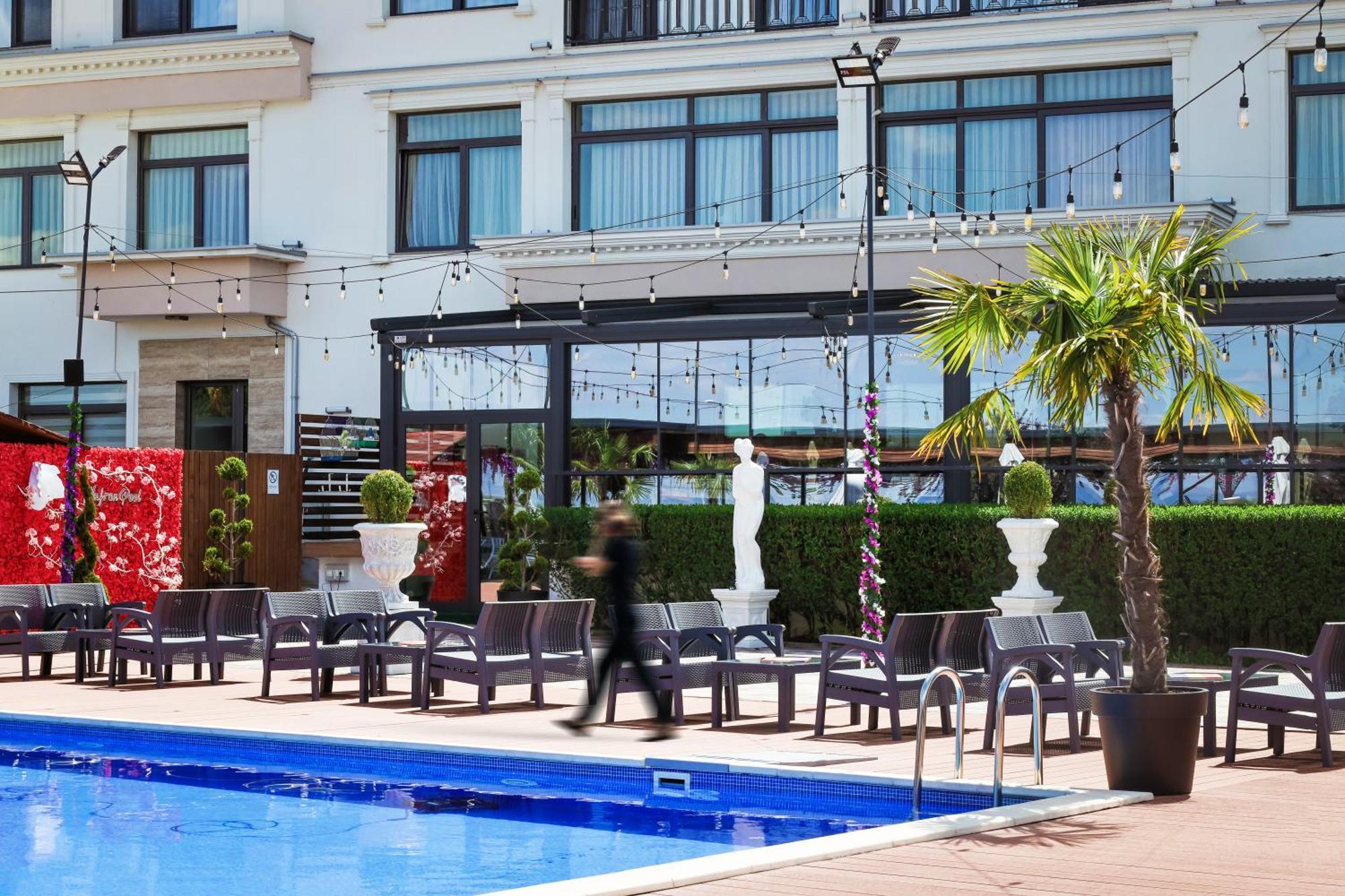 Nafron Hotel Призрен Экстерьер фото