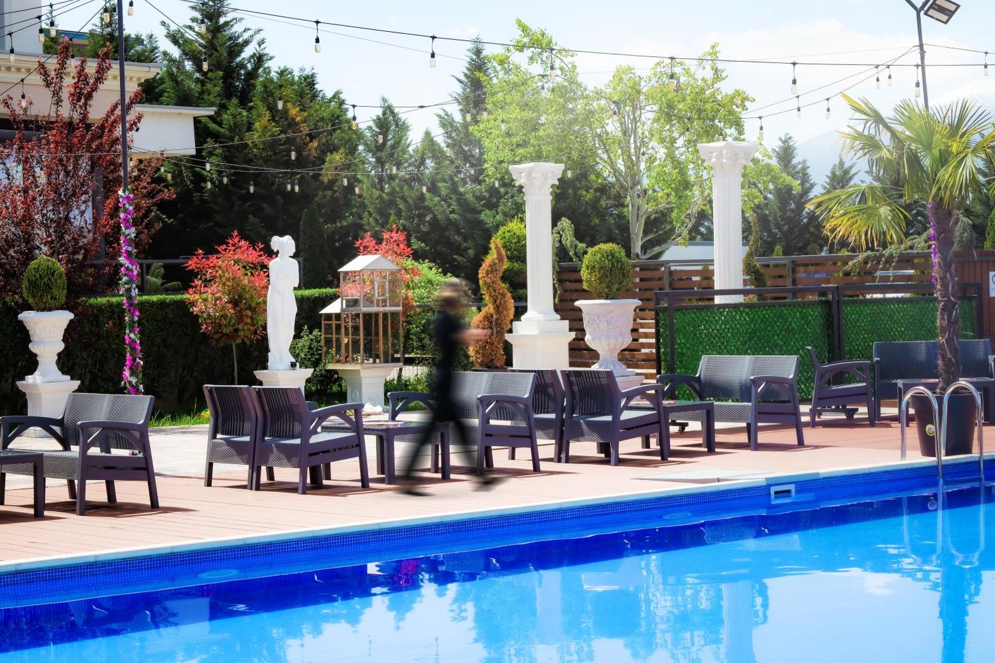 Nafron Hotel Призрен Экстерьер фото
