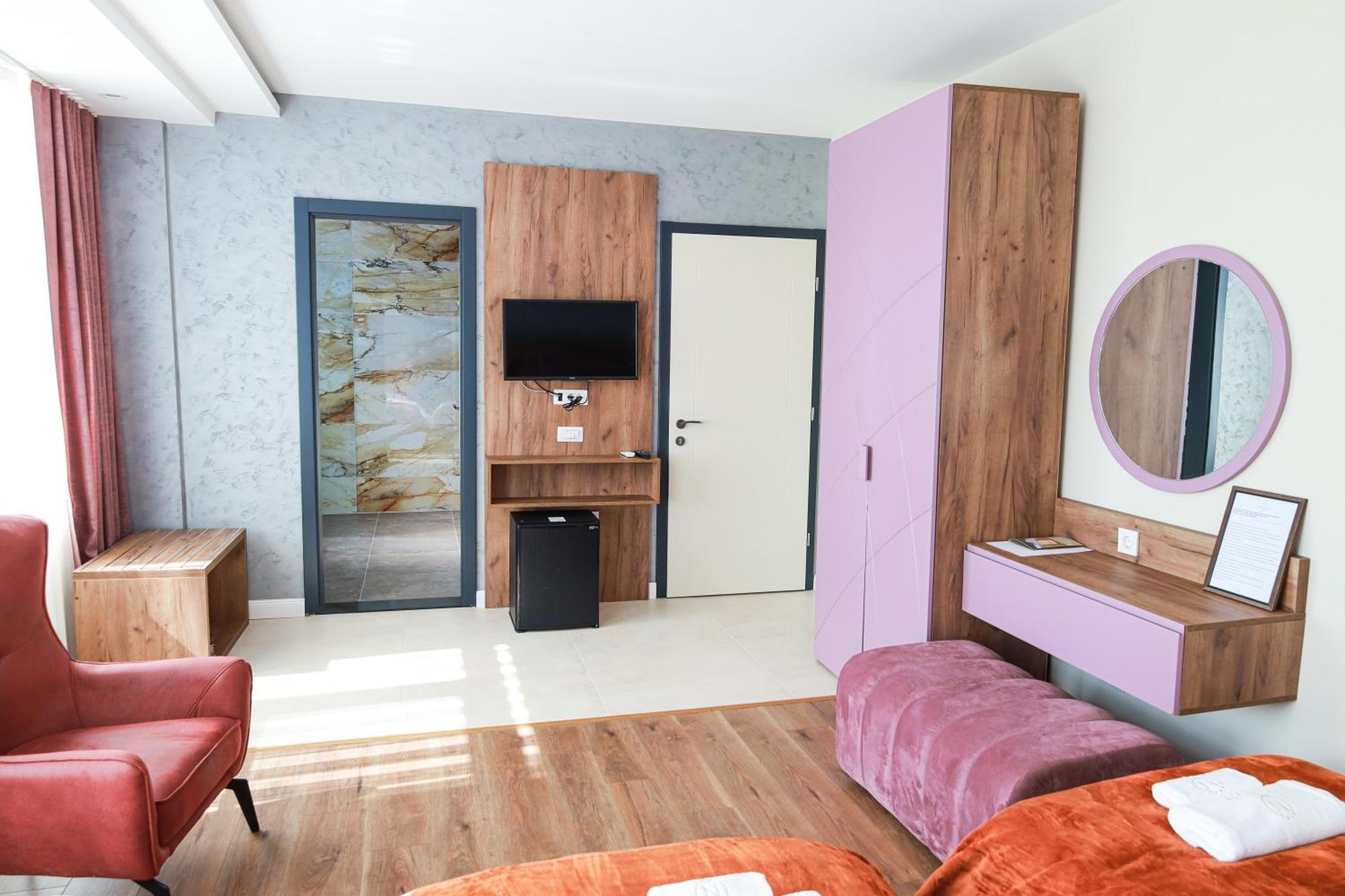 Nafron Hotel Призрен Экстерьер фото