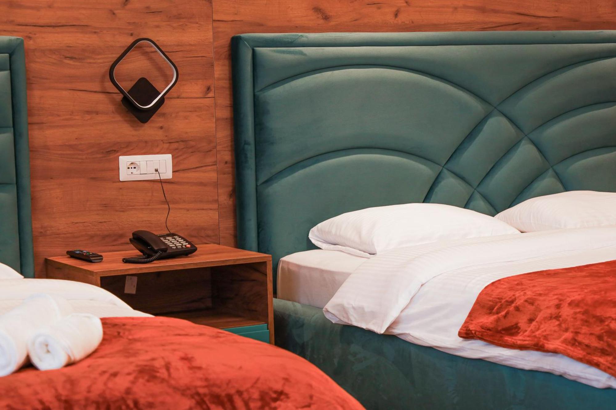 Nafron Hotel Призрен Экстерьер фото