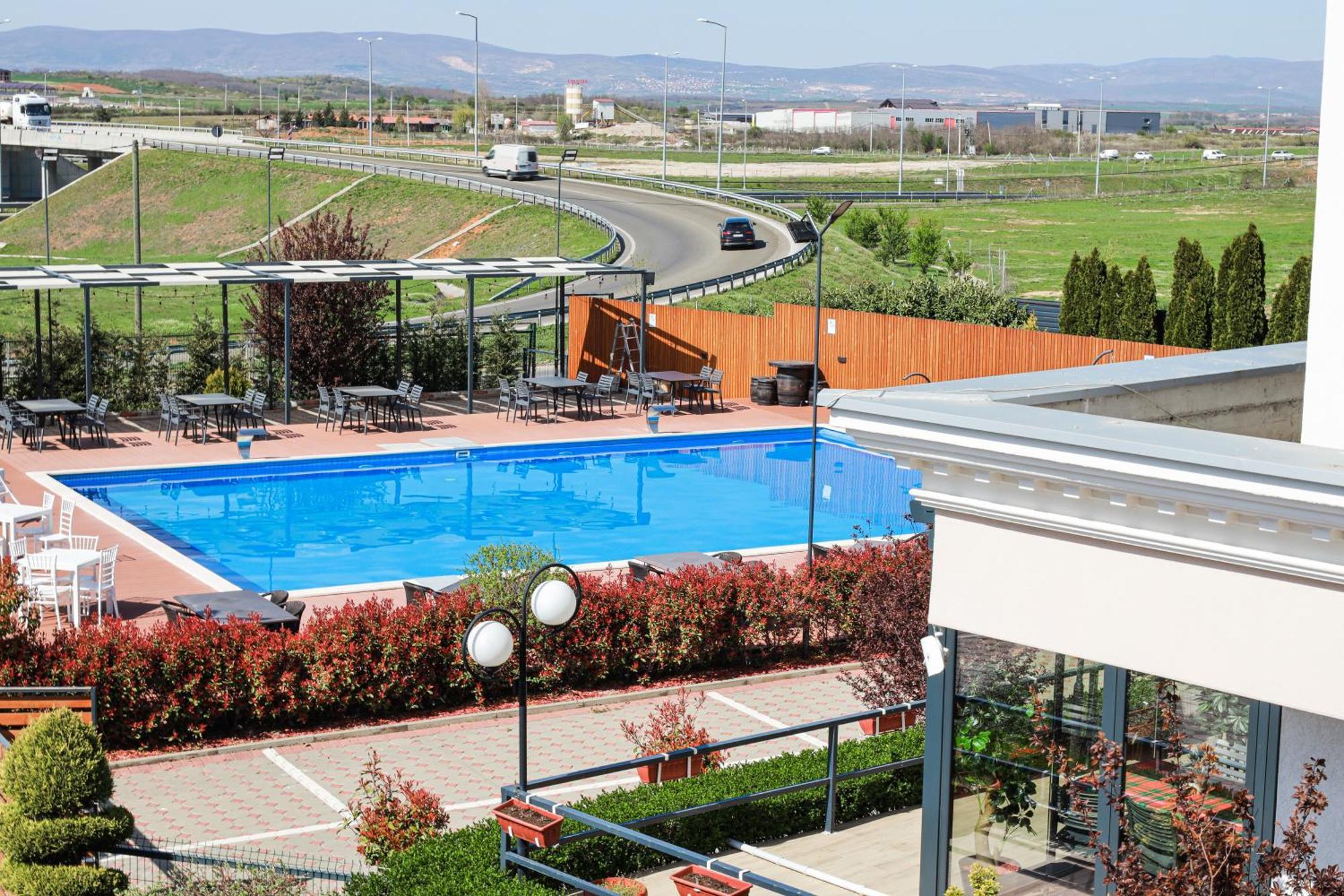 Nafron Hotel Призрен Экстерьер фото