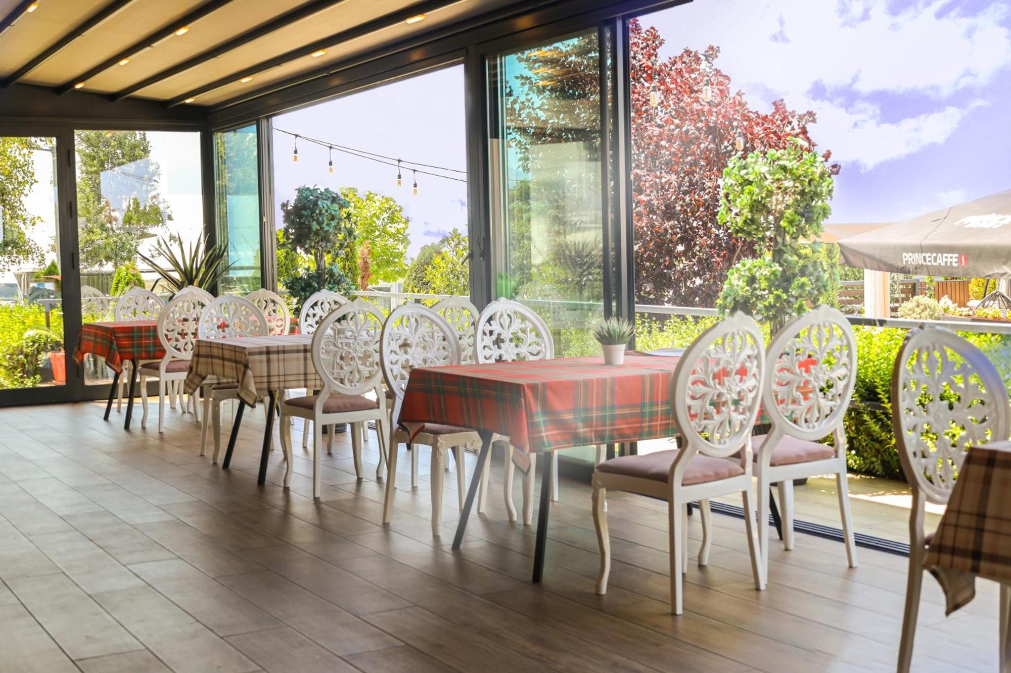 Nafron Hotel Призрен Экстерьер фото