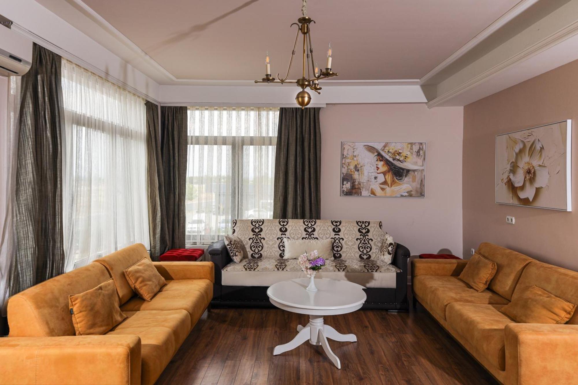 Nafron Hotel Призрен Экстерьер фото