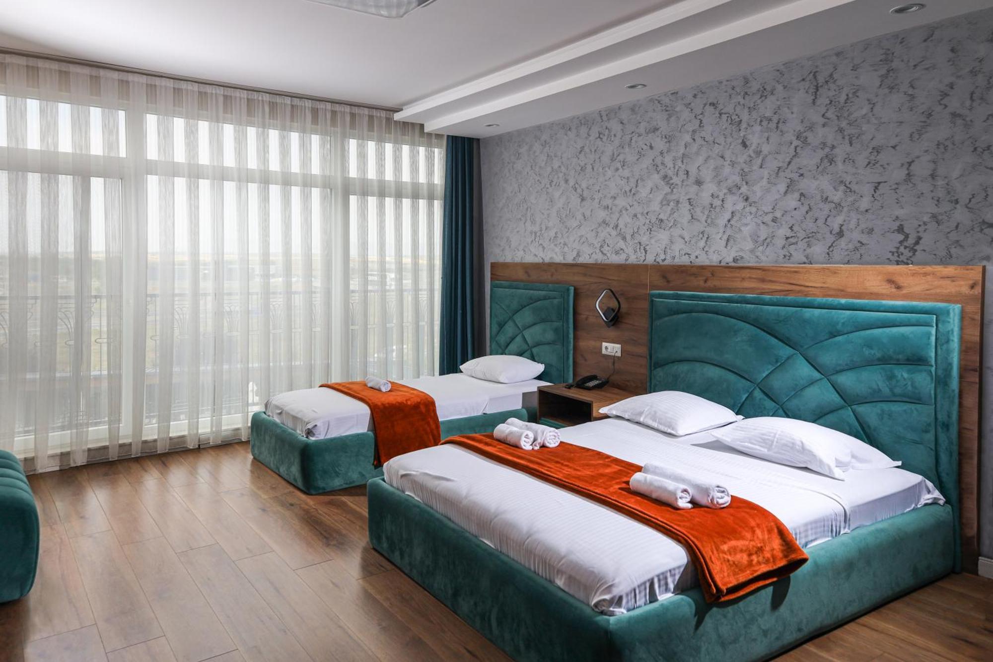 Nafron Hotel Призрен Экстерьер фото