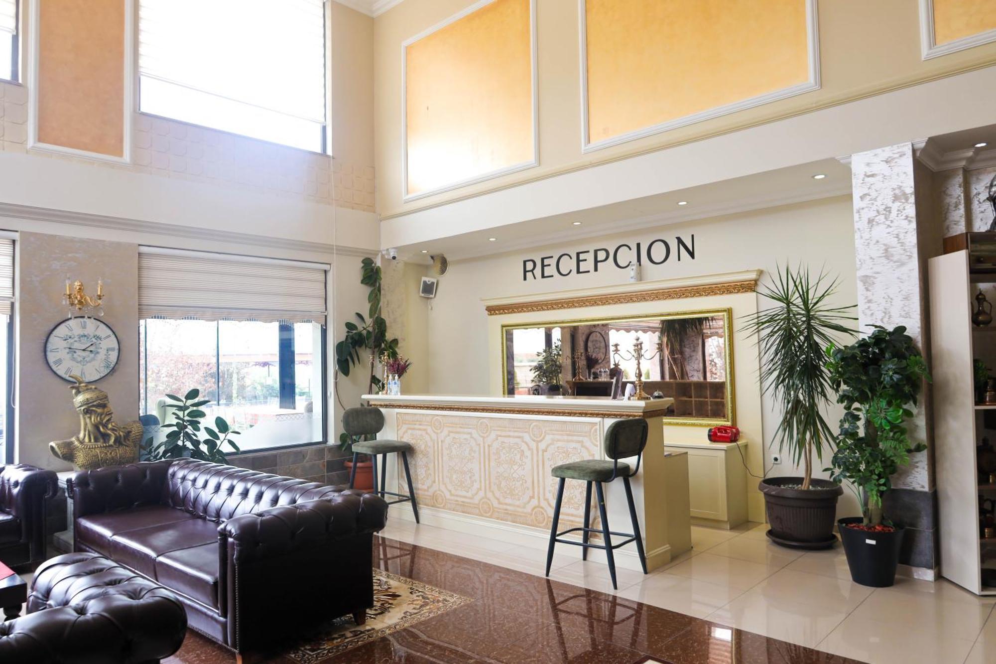 Nafron Hotel Призрен Экстерьер фото