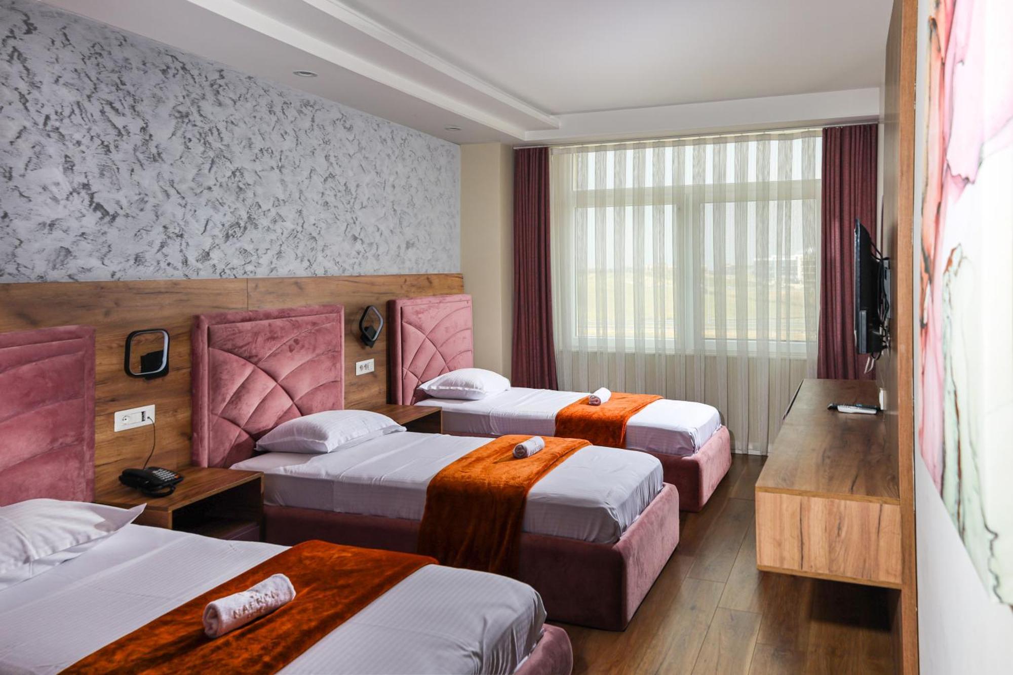 Nafron Hotel Призрен Экстерьер фото