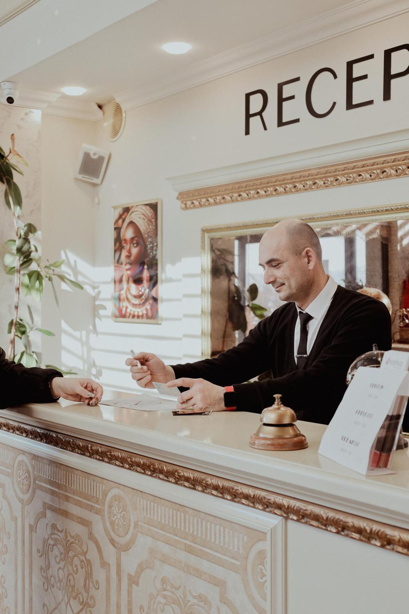 Nafron Hotel Призрен Экстерьер фото