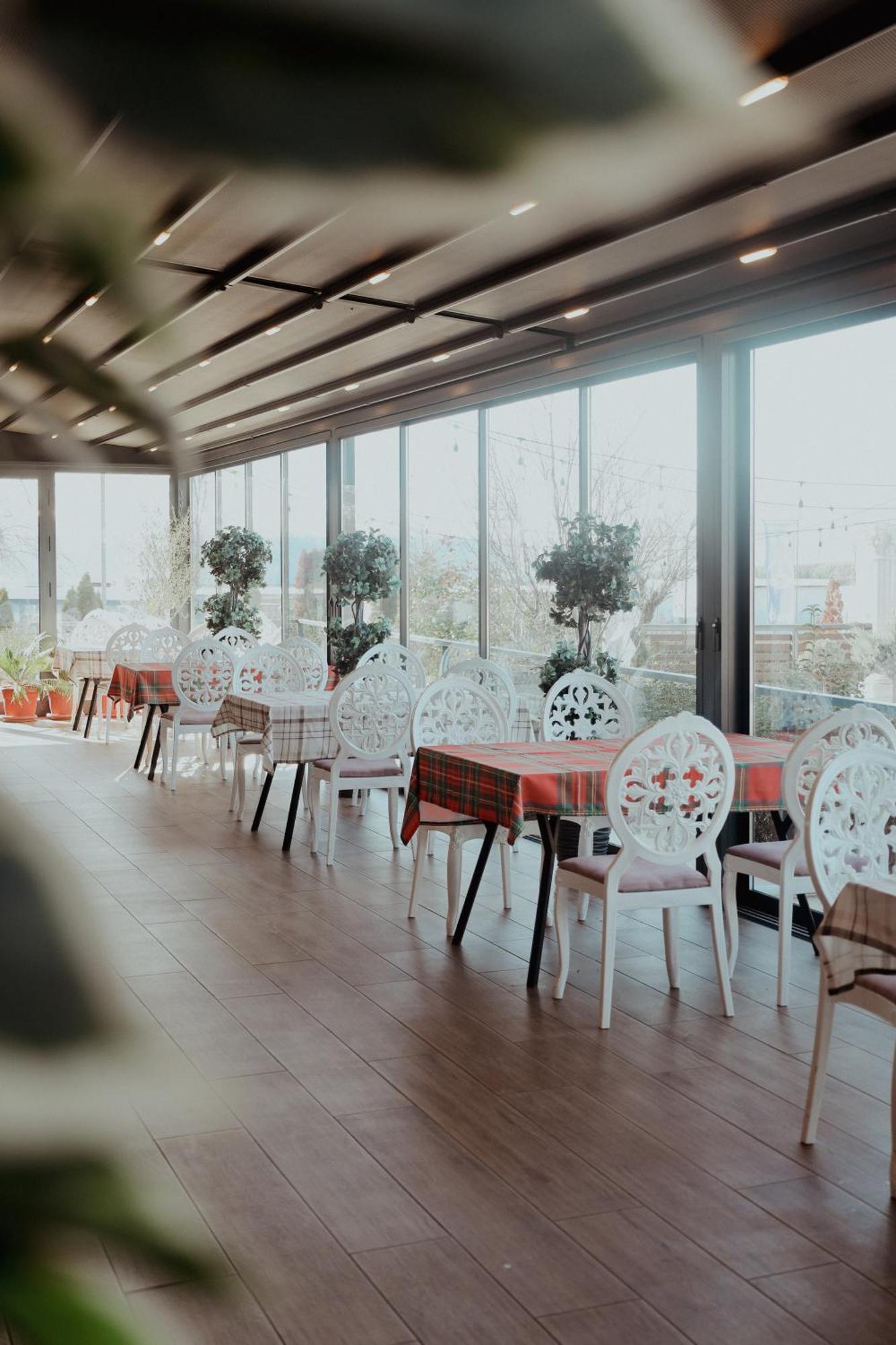Nafron Hotel Призрен Экстерьер фото
